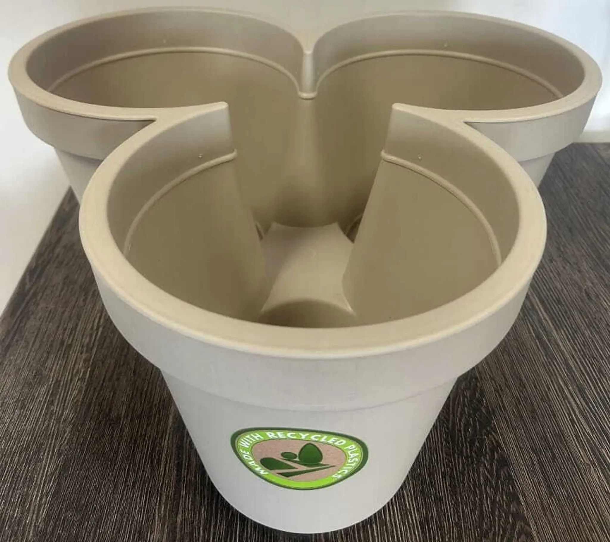 Dreifach-Pflanztopf Beige – Ø 44 × 20 cm, 3-Kammern-Blumentopf aus Kunststoff für Garten, Terrasse & Balkon